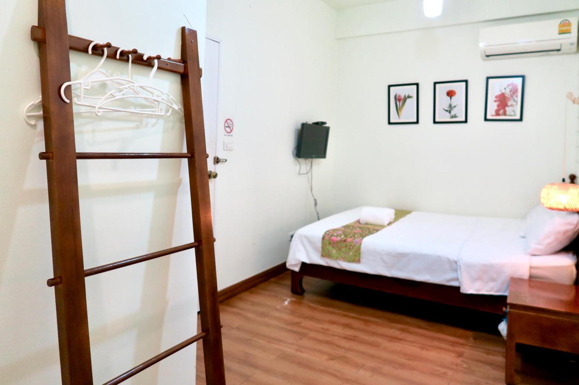 Les Fleurs Bangkok Hostel Екстериор снимка